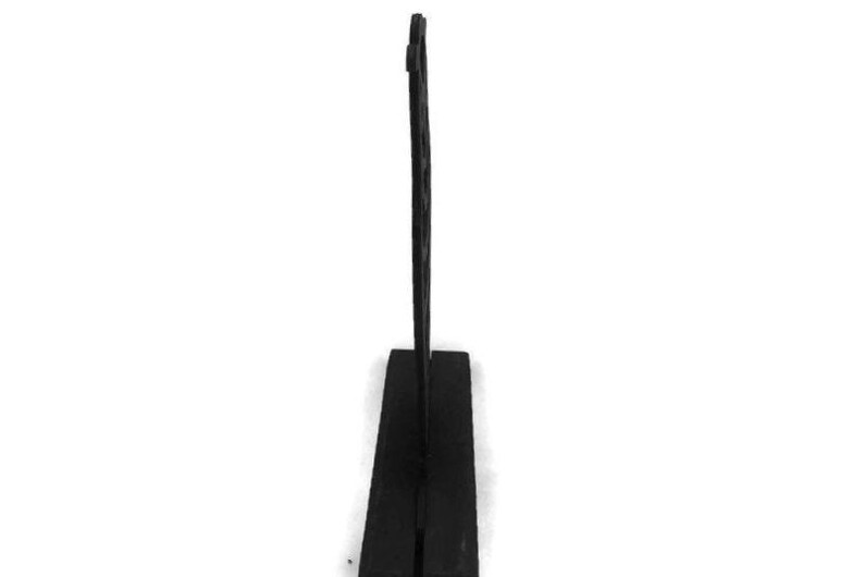 Puede incluir: Un letrero de mesa decorativo negro con una base rectangular y un elemento vertical alto y delgado. El letrero est&aacute; hecho de un material oscuro y se alza sobre un fondo blanco. El dise&ntilde;o del letrero es simple y moderno.