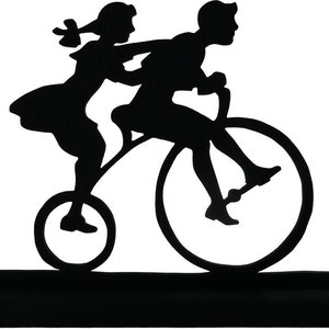 Silhueta feita à mão de duas crianças em uma bicicleta - scld002