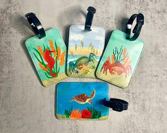 Seetier Kofferanhänger, Kunstleder, 4 Designs zur Auswahl, blaue Krabbe, rote Krabbe, Seepferdchen, Meeresschildkröte, Original Kunstwerk,