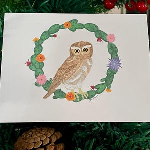 Conjunto de cartões de Natal de coruja | Coruja elfa em guirlanda de cacto | Arte original | Conjunto de 8 cartões de Natal | Em branco por dentro | Envelopes correspondentes | Colorido e divertido