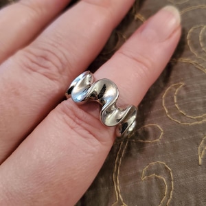 Vintage Wavy Silver Ring, size 7.25 silver tone band ring, wavy band ring, vintage ring, cocktail ring, statement ring