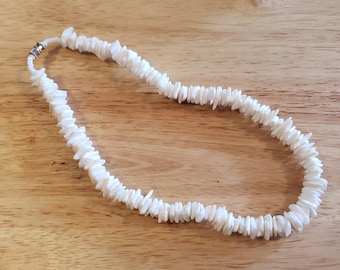 Vintage White Shell Necklace, 14 inch vintage necklace, beaded necklace, beach necklace