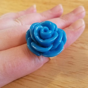 Vintage Turquoise Blue Plastic Flower Ring, size 7.25 vintage ring, statement ring, plastic ring