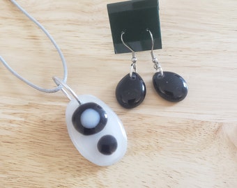 Handmade Black and White Glass Pendant Necklace and Earring Set, 20 inch necklace with dangle earrings, handmade jewelry set