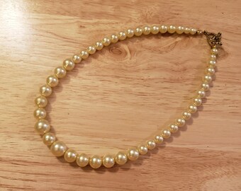 Vintage Yellow Faux Pearl Necklace, 16 inch necklace, graduated pearl necklace, vintage necklace, statement necklace