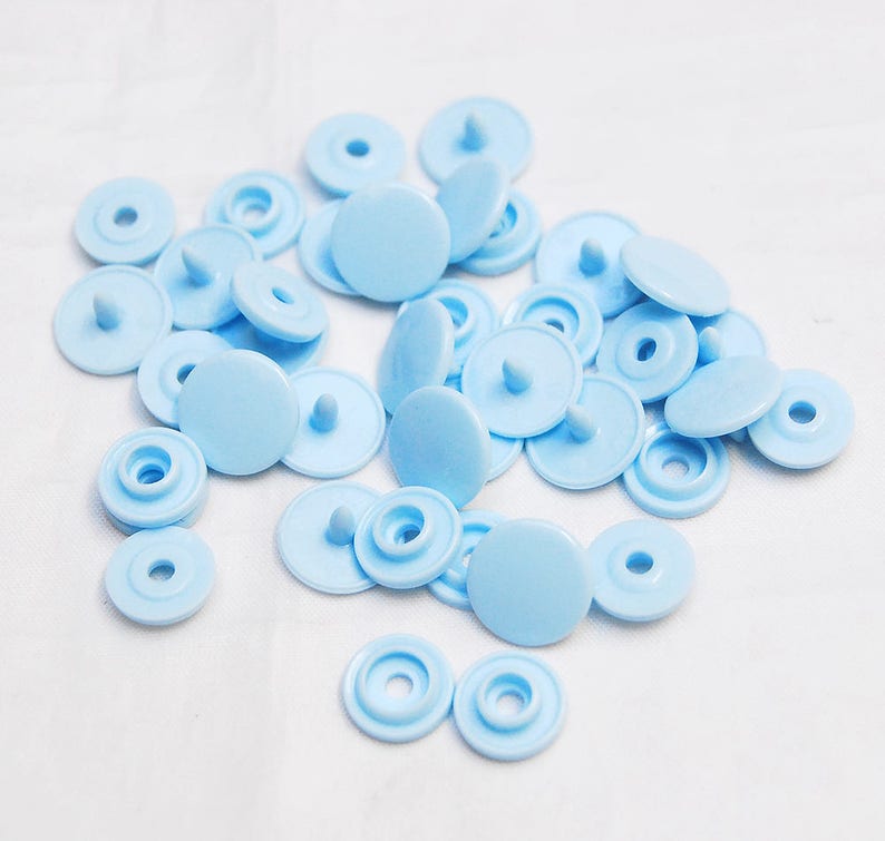 50 ENSEMBLES Large gamme de boutons-pression T5 KAM, tailles 20 couleurs, boutons-pression en plastique pour vêtements de bébé, boutons-pression brillants pour vêtements, couches lavables, bavoirs B20 Baby Blue