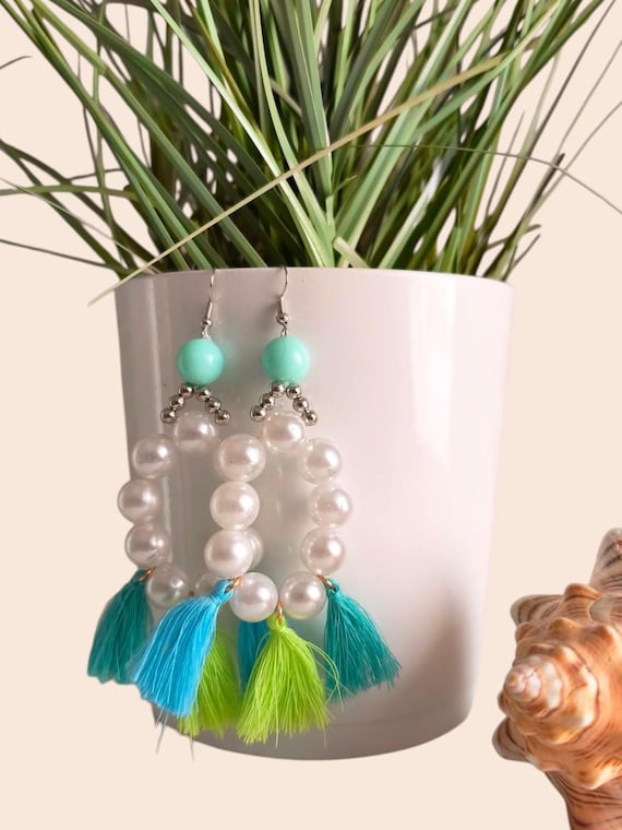 Boho earrings Ibiza style with big pearls and small tassels in turquoise/green