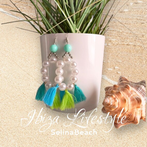 Boho earrings Ibiza style with big pearls and small tassels in turquoise/green