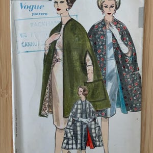 1960s Cape Sewing Pattern – Vogue 5176 – Size Small 10-12 (bust 31–32”) – Reversible Vintage Cape with Pockets – Uncut & Rare