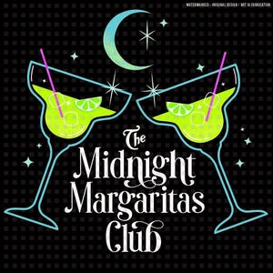 Puede incluir: Una ilustración gráfica con dos copas de margarita llenas de líquido verde lima, cubitos de hielo y pajitas rosas. Sobre las copas hay una luna creciente y estrellas. El texto dice The Midnight Margaritas Club en fuente blanca.
