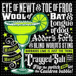 Puede incluir: Un estampado gráfico con una margarita verde lima en una copa con borde de sal y una rodaja de lima. El fondo negro muestra texto en blanco: EYE OF NEWT & TOE OF FROG, WOOL OF BAT & TONGUE OF DOG, ADDER'S FORK & BLIND WORM'S STING, BARBADOS LIME IS JUST THE THING, CRAGGED SALT, MIDNIGHT MARGARITAS, LIKE A SAILOR'S STUBBLE!, FLIP THE SWITCH AND LET THE CAULDRON BUBBLE!