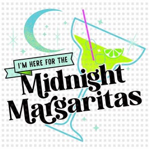 Puede incluir: Un diseño gráfico con una luna creciente azul claro, una margarita verde lima en una copa con una pajita rosa y una rodaja de lima. El texto dice I'M HERE FOR THE Midnight Margaritas en negro y verde azulado sobre un fondo de cuadrícula.