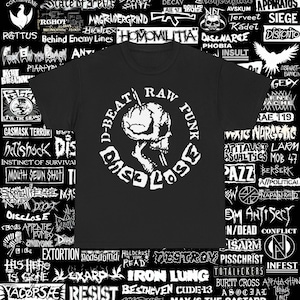 Peut inclure: T-shirt noir avec un motif blanc d'un crâne et d'un couteau, entouré des mots "D-BEAT RAW PUNK OVER LOSE". Le design est entouré de logos et de textes de groupes.
