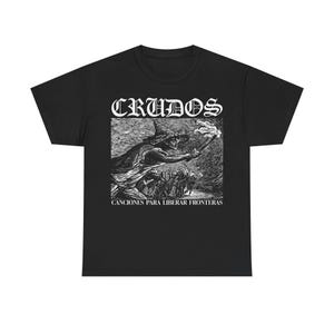 Puede incluir: Camiseta negra con una ilustración en blanco y negro de una figura sosteniendo una antorcha, con la palabra "CRUDOS" arriba y "CANCIONES PARA LIBERAR FRONTERAS" abajo. Cuello redondo.