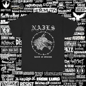 Könnte beinhalten: Schwarzes T-Shirt mit dem Bandnamen "NAILS" und einem Wolfskopf-Design, umgeben von Stacheldraht. Der Text "hatred ad infinitum" steht darunter. Rundhalsausschnitt. Musikalisches Thema.