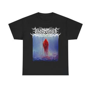 Pode incluir: Camiseta preta com um design gráfico. O design inclui o texto "STORMY MANTIC" em uma fonte branca estilizada acima de uma pintura de uma figura vermelha com uma foice em uma paisagem azul e roxa.