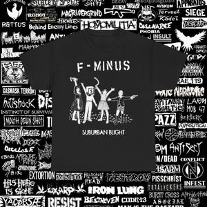 Puede incluir: Camiseta negra con el texto "F-MINUS" sobre un gráfico de cuatro figuras. La palabra "SUBURBAN BLIGHT" está debajo. La camiseta está rodeada de logotipos de bandas blancas.
