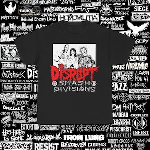 Könnte beinhalten: Schwarzes T-Shirt mit einem Band-Grafik. Das Wort "DISRUPT" ist rot, darunter steht "SMASH DIVISIONS". Das T-Shirt hat einen Rundhalsausschnitt und ist von weißen Bandlogos umgeben.