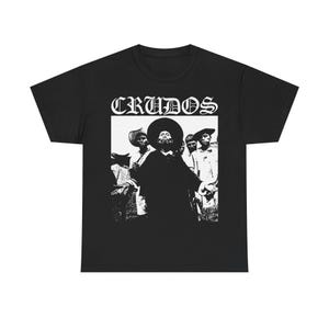 Puede incluir: Camiseta negra con un gráfico blanco que representa a un grupo de personas, con la palabra "CRUDOS" en un marco rectangular. El gráfico es una imagen estilizada de alto contraste.