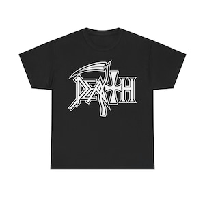 Puede incluir: Camiseta negra con la palabra "DEATH" en blanco, con una fuente estilizada y un diseño de guadaña. El gráfico está centrado en la parte delantera. La camiseta está hecha de un material suave.