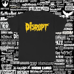 Könnte beinhalten: Schwarzes T-Shirt mit dem Wort "DISRUPT" in gelbem, verwittertem Schriftzug. Das Shirt ist von verschiedenen Bandlogos und Text in Weiß umgeben. Ein Rundhals-T-Shirt mit kurzen Ärmeln.