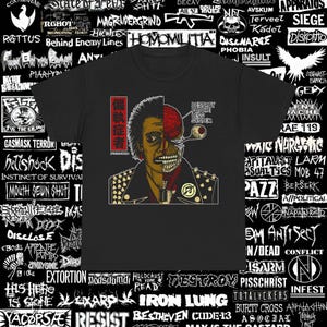Op de afbeelding: Zwart T-shirt met een grafische illustratie van een persoon met een half menselijk, half anatomisch ontwerp. Het ontwerp bevat de tekst "偏執症者" en "DESTROY FUTURE LESS SYSTEM". Het shirt heeft een ronde hals en is omgeven door verschillende bandlogo's.