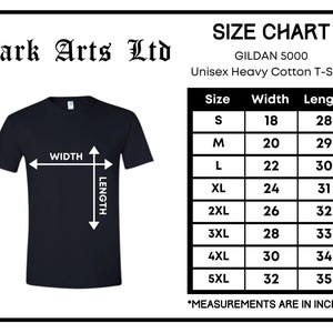 Puede incluir: Camiseta negra unisex Gildan 5000 de algod&oacute;n grueso con una tabla de tallas. La tabla de tallas muestra las medidas en cent&iacute;metros para las tallas S a 5XL. La camiseta tiene una gu&iacute;a de medici&oacute;n de ancho y largo.