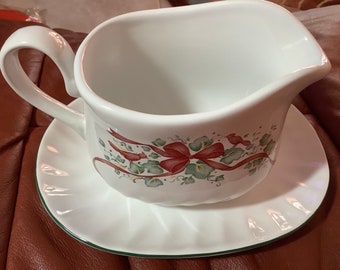 Vintage Corelle Christmas Gravy Boat and UnderDish | Red green White | Excellent Condition