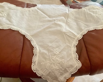 White Cotton Embroidered Basket Liner, Bun Warmer | 22” square doily | Excellent condition