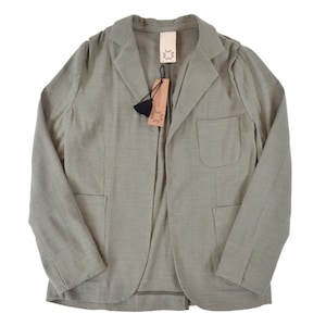 Könnte beinhalten: Ein hellgrüner Blazer aus strukturiertem Stoff. Der Blazer hat ein fallendes Revers, zwei Vordertaschen und ein Etikett mit einem Sternmuster. Die Ärmel sind lang und die Jacke ist vorne offen.