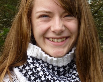 Dog Tooth Cowl by Elizabeth Lovick