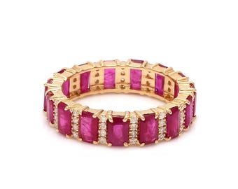Anillo de eternidad de rubí en oro de 14 quilates, con rubí talla esmeralda y diamantes.