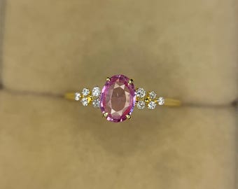 Anillo de compromiso ovalado de zafiro rosa y diamantes, estilo art déco, oro amarillo de 14 quilates.
