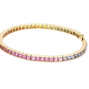 Bracciale tennis arcobaleno dorato, pietre sfumate taglio princess, bracciale rigido sottile con cerniera, gioiello delicato per tutti i giorni.