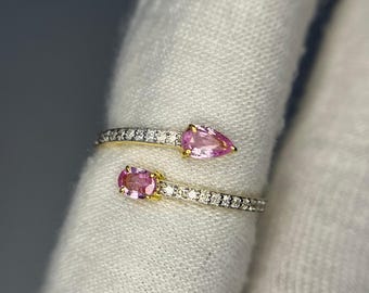 Anillo Art Déco ovalado en forma de pera con zafiro rosa y diamantes, en oro de 14 quilates y plata de ley.