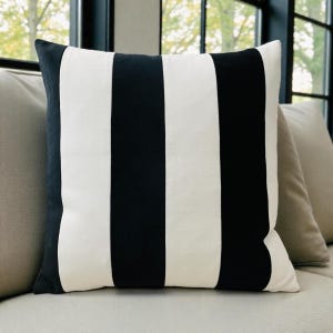 Housse de coussin en velours à rayures noires et blanches : dimension personnalisée en blocs de couleurs
