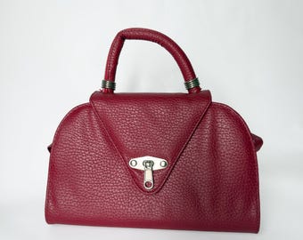 Vintage Burgundy Leather Handbag: Y2K Shoulder Bag with Clasp