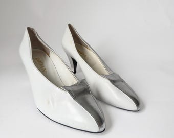 Vintage RODAN Pumps aus weißem Leder: 80er Silber Pumps mit schöner Kappe