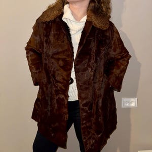 Vintage Brown Real Fur Coat with Curly Shearling Collar – Winter Luxury Outerwear – Classic 1970s Fur Jacket – Size L image 12