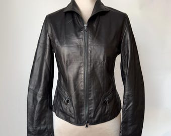 Vintage Vera Pelle Leather Jacket – Italian Black Fitted Moto, 90s Minimalist (Size 40 M-L)