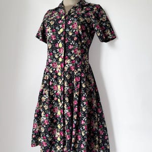 Vintage floral button front dress with full skirt, retro 90s style, fit and flare silhouette, collared short sleeve cotton dress M, rare y2k