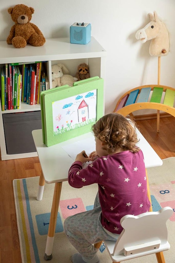 Kiku - Wechselrahmen für Kinderkunst.Für mehrere Bilder von Kindern. Mit Aufbewahrungsfach in A4 mit Individueller Gravur in mehreren Farben