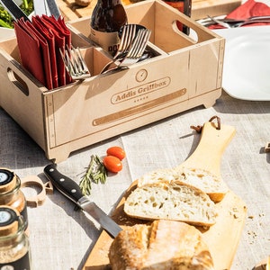 Personalisierte Grillbox mit vielen Fächern und Platz für Servietten, Besteck, Soßen und vielem Mehr. Das Perfekte Grillgeschenk!