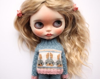 Ensemble pour poupée Blythe : ensemble en tricot bleu avec des touches de rose pâle et un motif lapin - Pull et short