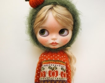 Conjunto de ropa de otoño para la muñeca Blythe: suéter terracota y gorro de punto verde calabaza.