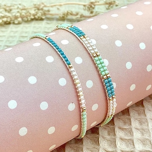 Armband aus Miyuki Perlen in Blautönen mit Geschenkkarte