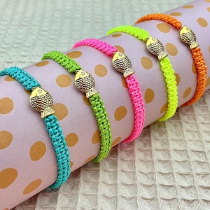 Makramee Armband mit goldenem Fisch in deiner Wunschfarbe mit Geschenkkarte
