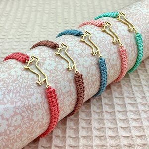 Makramee Armband mit goldenem Dackel in deiner Wunschfarbe mit Geschenkkarte