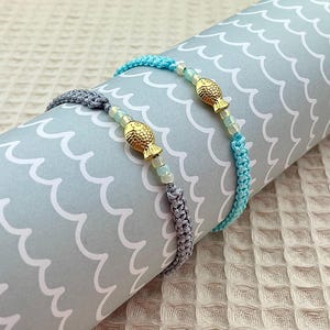 Bracciale macramè con pesci e perline nel colore desiderato con carta regalo