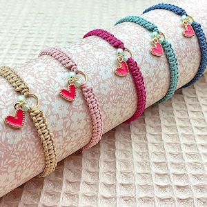Makramee Armband mit kleinem Herz in deiner Wunschfarbe mit Geschenkkarte